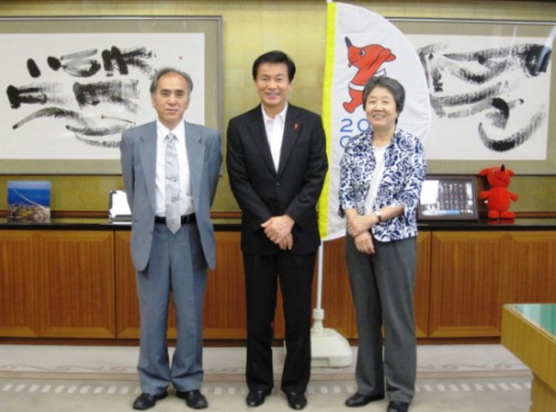 河上委員長、森田県知事、原事務局長の３人が並んで記念撮影した写真