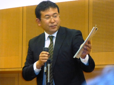 資料を示しながら話をする坂田政策企画専門官の写真