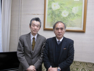 滋賀県総合政策部長と河上委員長が並んだ写真