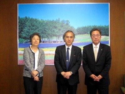 向かって左から原事務局長、河上委員長、山谷吉宏副知事の３名が並んだ写真