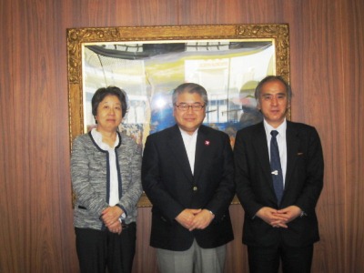 向かって左から原事務局長、上田文雄市長、河上委員長の３名が並んだ写真