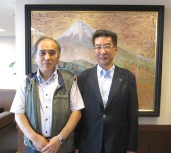 静岡県副知事室で髙副知事(右)と河上委員長（左）で撮影