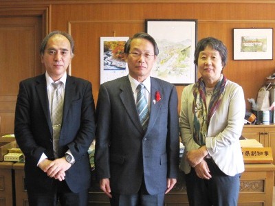 向かって左から河上委員長、岡田副知事、原事務局長の３人が並んだ写真