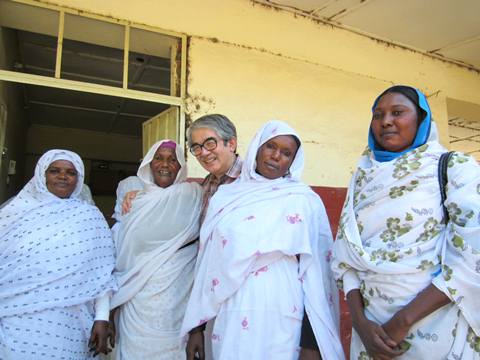 2011年スーダンで村の母子の健康を守る村落助産師たちと。