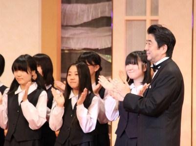The Prime minister and the choral club of Fukushima prefectural Asaka Reimei high school