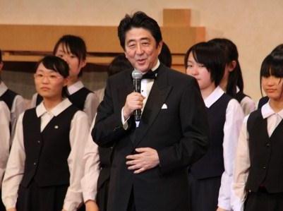 The Prime minister and the choral club of Fukushima prefectural Asaka Reimei high school