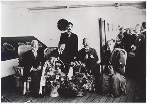 再渡米の時佐渡丸の甲板で　左から、渡部鼎、英世、石塚三郎、血脇守之助、小林栄の写真