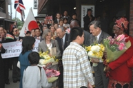 受賞者を歓迎する福島県の人々