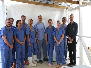 ピーター・ピオット（中央）、ブライアン・グリーンウッド（右から2人目）。シエラレオネのケリータウン・エボラ治療センターのボランティアと、2014年12月（撮影／ハイディ・ラーソン）