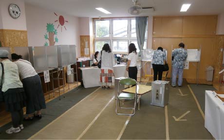 川口市内の投票所における投票風景の写真
