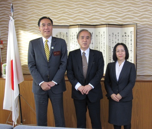 長野県知事室で阿部知事（左）と河上委員長（中）と黒木事務局長（右）で撮影