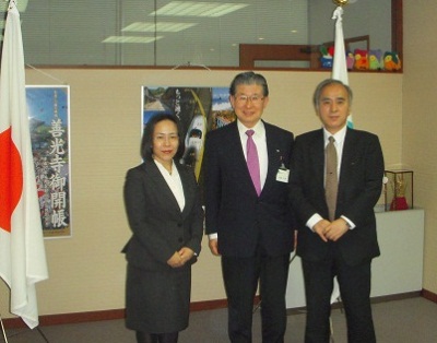 長野市長室で加藤市長（中）と河上委員長（右）と黒木事務局長（左）で撮影