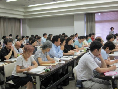 ほぼ満席の会場を撮影した写真