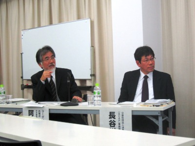 パネルディスカッションで意見を交わす阿久澤委員（左）長谷川専務理事（右）の写真