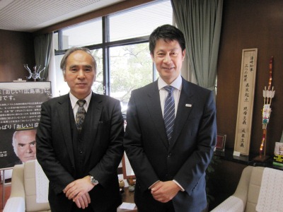 広島県知事室で湯崎知事（右）と河上委員長（左）で撮影した写真