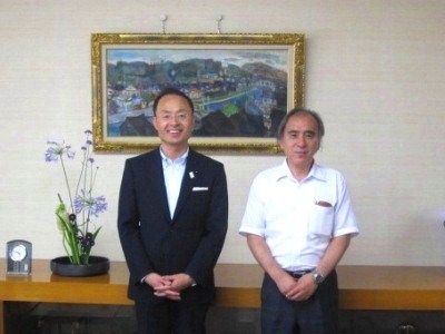 笑顔の山野之義市長と河上委員長の写真