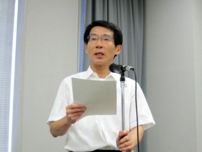 会場の参加者に向かい話をする小田審議官の写真