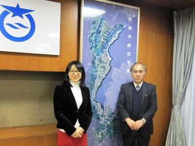 越大津市長と河上委員長が並んだ写真。二人の後ろには大津市航空写真がある