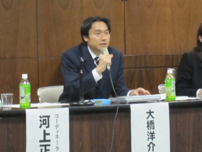 参加者に向かい話をする大橋弁護士の写真