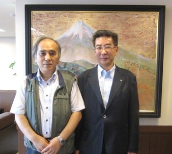 静岡県副知事室で髙副知事(右)と河上委員長(左)で撮影