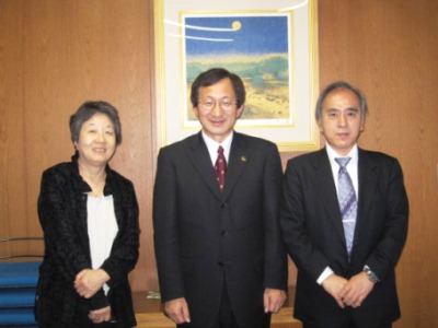 安部三十郎市長を真ん中に河上委員長、原事務局長の３人で撮影した写真