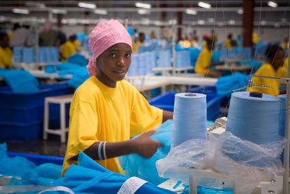 タンザニアにある「オリセット（Ｒ）ネット」の工場で働く従業員たち