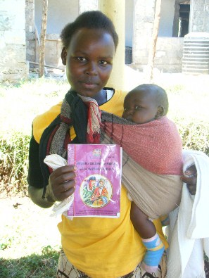健診に母子手帳を持参するお母さん（ケニア）