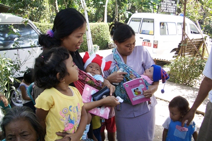 2004年インドネシア中部ジャワ州　母子手帳を持つ母親たち