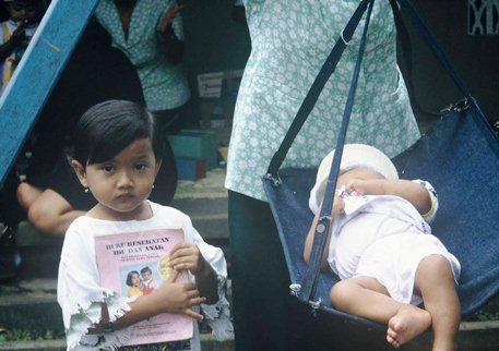 2003年インドネシア　自分の母子手帳を抱える女の子