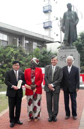 The Laureates arrive at the Hideyo Noguchi Monument in Fukushima, where they laid flowers.