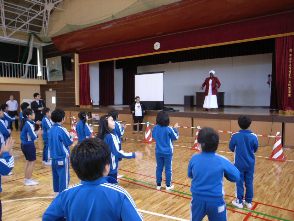 Prof. Were gave a lecture on African culture to children of Nakamura Daiichi Elementary School.
