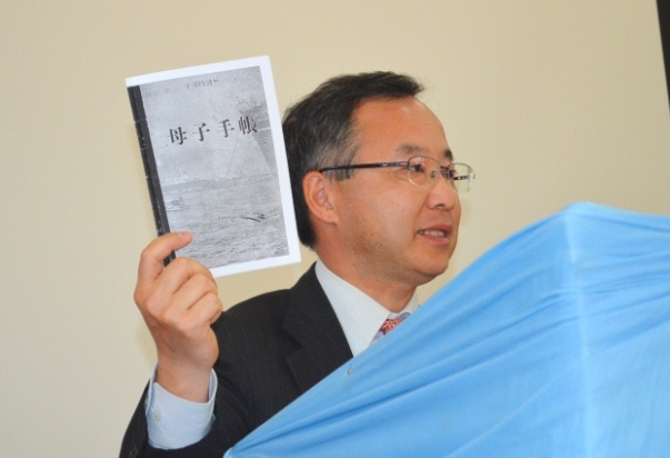 自身の母子手帳のコピーを使用し、講演を行った在ケニア日本大使館・山田臨時代理大使