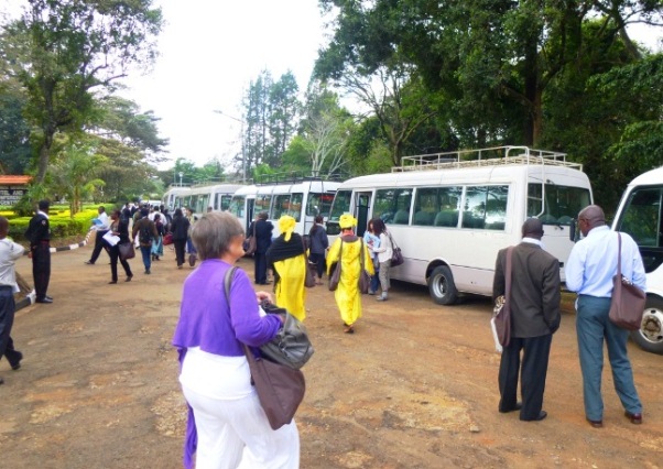 約７０名のケニア国外の参加者が５台のバスに別れて視察へ