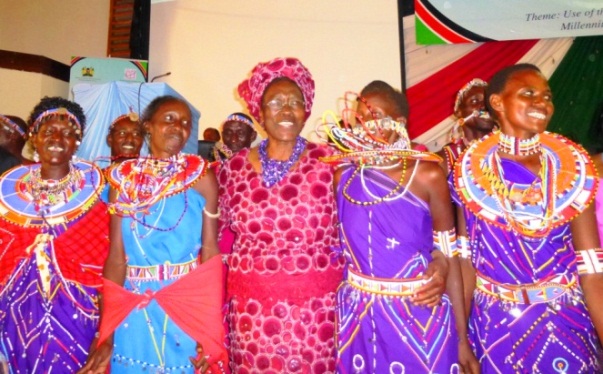 閉会式でパフォーマンスを行った、美しい民族衣装を身に付けたマサイの女性達とウェレ博士
