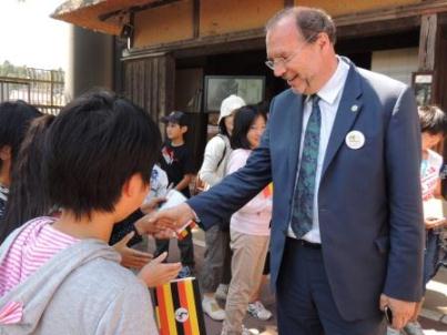 子どもたちと気さくに交流するピオット博士