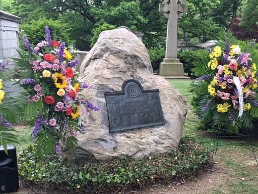 Hideyo Noguchi’s grave in Woodlawn Cemetery (photo by HNMS) <br>The grave is inscribed with the following epitaph: <br>“Through devotion to science, he lived and died for humanity.” 