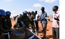 南スーダン派遣施設隊が国内避難民に水を配布している様子