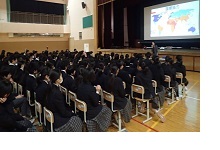 東京都足立区立千寿桜堤中学校にて出前講座をする様子