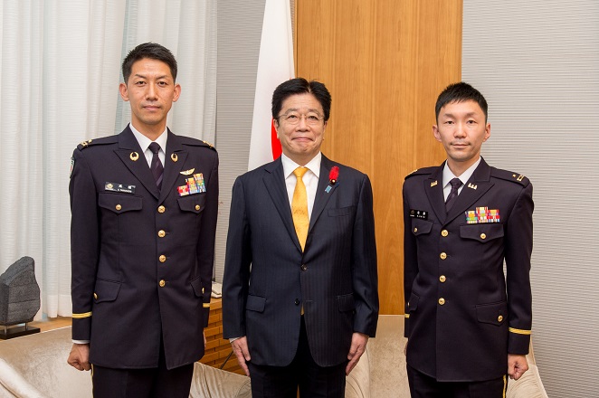 国連南スーダン共和国ミッション(UNMISS)第11次司令部要員(情報幕僚、施設幕僚)による加藤官房長官への帰国挨拶の様子