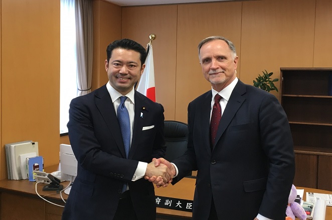 ビークロフト多国籍部隊・監視団（MFO）事務局長による大塚内閣府副大臣表敬の様子