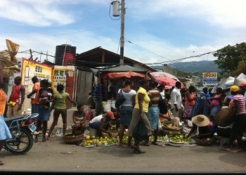 路上マーケット 野菜、果物、菓子類、服等が売られている。卵や生肉まで売られていたのは信じられなかったimg