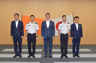 左から山田外務副大臣、梅原2等陸佐、和田内閣府副大臣、佐藤3等陸佐、木村防衛大臣政務官の写真画像