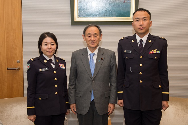 左から宮本3等陸佐、菅官房長官、中島1等陸尉