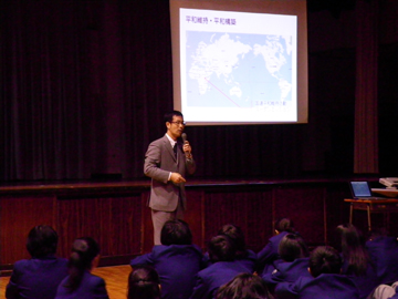 関中学校の2年生に講演する筆者のimg