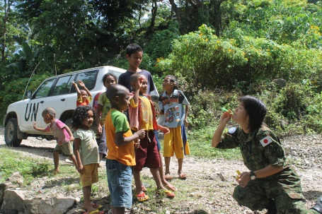 シャボン玉で現地の子どもたちと交流する日本の軍事連絡要員img