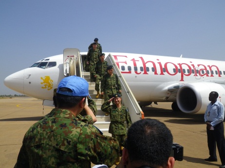 南スーダンで出迎えられる日本の施設部隊先遣隊img