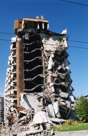 紛争で破壊された建物img