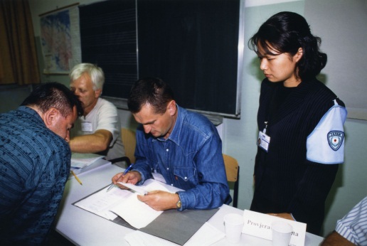 投票の監視を行う日本の選挙監視要員img