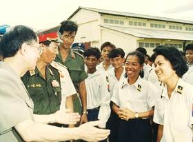 武装解除した兵士たちと歓談する明石さんの写真