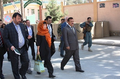 アフガニスタンの町を徒歩で移動する中満部長img